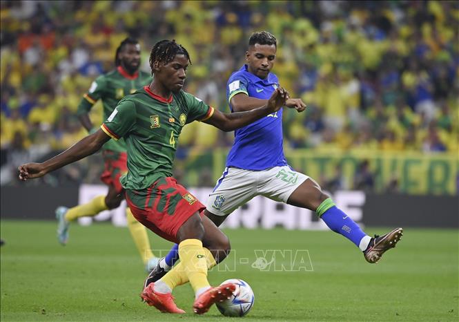 Cầu thủ Cameroon Christopher Wooh (trái) đi bóng qua cầu thủ Rodrygo của Brazil. Ảnh: THX/TTXVN
