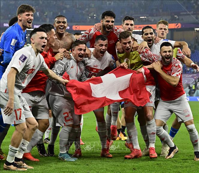 Các tuyển thủ Thuỵ Sĩ mừng chiến thắng trước tuyển Serbia và giành quyền đi tiếp. Ảnh: AFP/TTXVN