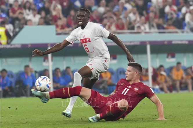 Trong ảnh: Tiền đạo Luka Jovic (phải) của Serbia nỗ lực cản đường đi bóng của tuyển thủ Thuỵ Sĩ Denis Zakaria. Ảnh: THX/TTXVN