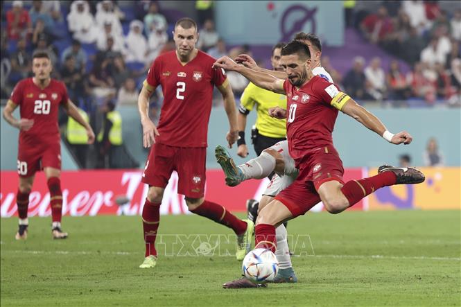 Trong ảnh: Tiền đạo Serbia Dusan Tadic (phải) sút bóng về phía khung thành Thuỵ Sĩ. Ảnh: THX/TTXVN
