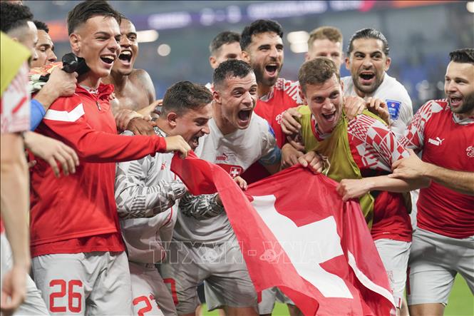Trong ảnh: Niềm vui chiến thắng của các tuyển thủ Thuỵ Sĩ trước tuyển Serbia. Ảnh: THX/TTXVN