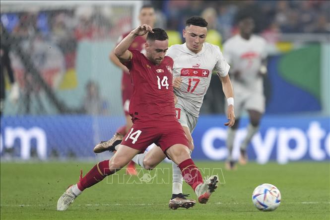 Trong ảnh: Pha tranh bóng giữa Ruben Vargas (phải) của Thuỵ Sĩ với Andrija Zivkovic của Serbia. Ảnh: THX/TTXVN