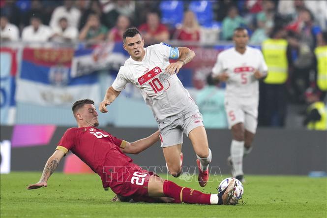Trong ảnh: Tiền vệ Serbia Sergej Milinkovic-Savic (trái) cản đường bóng của tuyển thủ Thuỵ Sĩ Granit Xhaka. Ảnh: THX/TTXVN