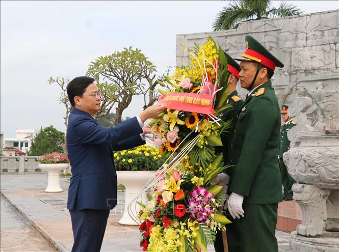 Bí thư Tỉnh ủy Bắc Ninh Nguyễn Anh Tuấn dâng hoa trước tượng đài đồng chí Ngô Gia Tự. Ảnh: Thanh Thương - TTXVN