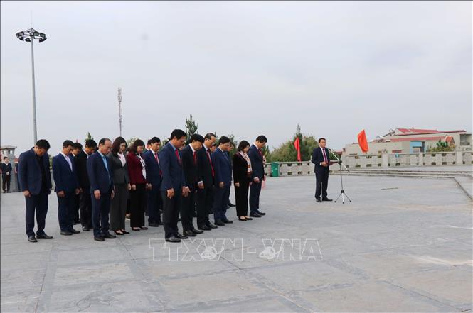 Các đại biểu thành kính tưởng niệm trước tượng đài đồng chí Ngô Gia Tự (thành phố Từ Sơn, tỉnh Bắc Ninh). Ảnh: Thanh Thương- TTXVN