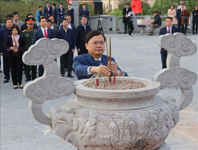 Bí thư Tỉnh ủy Bắc Ninh Nguyễn Anh Tuấn dâng hương trước tượng đài đồng chí Ngô Gia Tự (thành phố Từ Sơn, tỉnh Bắc Ninh). Ảnh: Thanh Thương - TTXVN