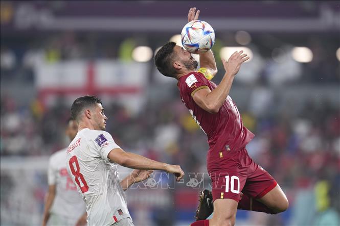 Trong ảnh: Pha tranh bóng giữa tuyển thủ Thuỵ Sĩ (trái) với Dusan Tadic của Seria. Ảnh: THX/TTXVN