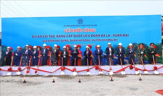 Các đại biểu khởi công Dự án cải tạo, nâng cấp Quốc lộ 6 đoạn Ba La - Xuân Mai. Ảnh: Tuấn Anh - TTXVN
