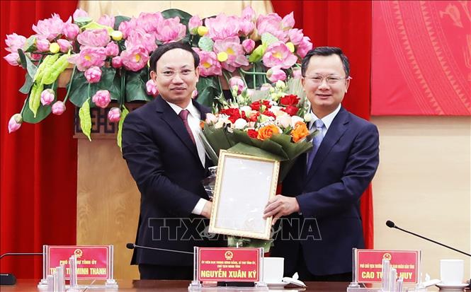 Bí thư Tỉnh ủy, Chủ tịch HĐND tỉnh Quảng Ninh Nguyễn Xuân Ký trao quyết định giao quyền Chủ tịch UBND tỉnh Quảng Ninh nhiệm kỳ 2021 - 2026 đối với ông Cao Tường Huy (bên phải). Ảnh: Văn Đức-TTXVN