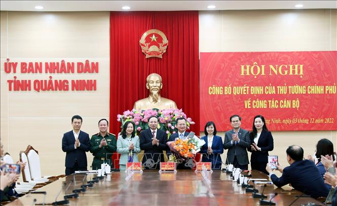 Lãnh đạo tỉnh Quảng Ninh chúc mừng ông Cao Tường Huy (người ôm hoa). Ảnh: Văn Đức-TTXVN