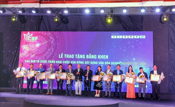 Các đơn vị nhận bằng khen của Ban tổ chức về triển khai cuộc vận động xây dựng văn hoá doanh nghiệp Việt Nam. Ảnh: Tuấn Đức - TTXVN