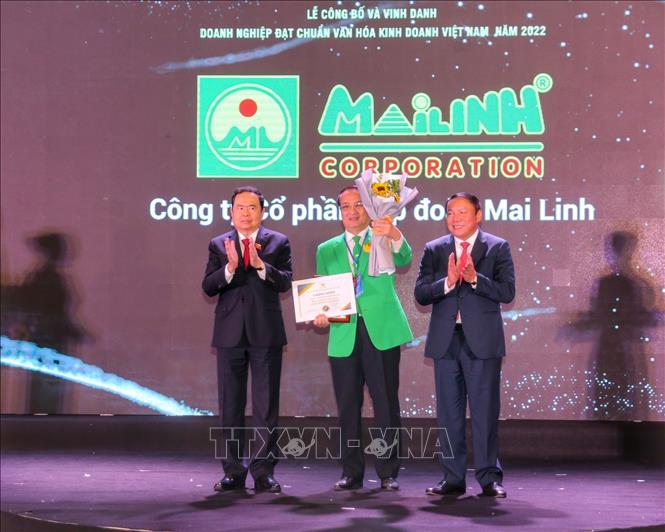 Phó Chủ tịch Thường trực Quốc hội Trần Thanh Mẫn và Bộ trưởng Bộ Văn hoá, Thể thao và Du lịch Nguyễn Văn Hùng trao chứng nhận 
