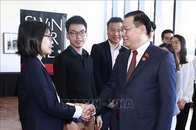 Chủ tịch Quốc hội Vương Đình Huệ với sinh viên Đại học Swinburne. Ảnh: Doãn Tấn – TTXVN