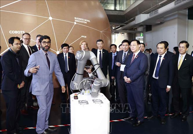 Chủ tịch Quốc hội Vương Đình Huệ Nghe giới thiệu công việc của Đại học Swinburne trong ngành công nghiệp 4.0 cũng như các công nghệ sản xuất tiên tiến. Ảnh: Doãn Tấn – TTXVN