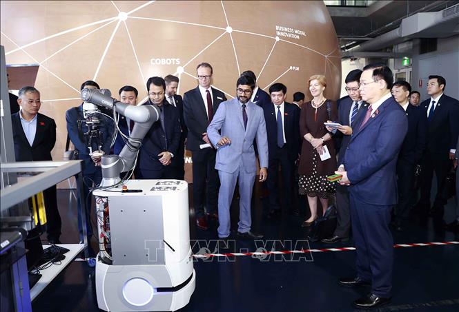 Chủ tịch Quốc hội Vương Đình Huệ Nghe giới thiệu công việc của Đại học Swinburne trong ngành công nghiệp 4.0 cũng như các công nghệ sản xuất tiên tiến. Ảnh: Doãn Tấn – TTXVN