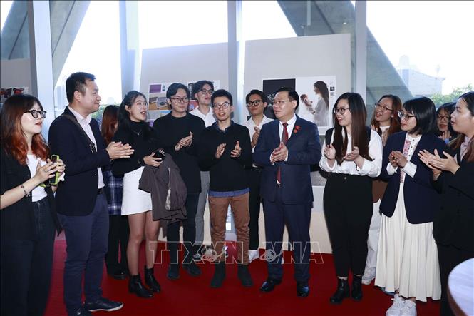 Chủ tịch Quốc hội Vương Đình Huệ trao đổi với sinh viên của trường Đại học Swinburne. Ảnh: Doãn Tấn – TTXVN