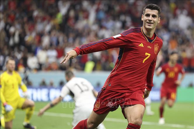 Alvaro Morata - tiền đạo hiện thuộc biên chế câu lạc bộ Atletico Madrid (Tây Ban Nha) - đã kịp thời hồi phục sau khi bị chấn thương mắt cá chân vào tháng trước. Ngôi sao 30 tuổi này luôn có mặt trong mọi bảng xếp hạng cầu thủ đẹp trai nhất Tây Ban Nha. Ảnh: THX/ TTXVN