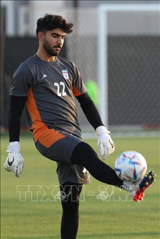Amir Abedzadeh - cầu thủ 29 tuổi người Iran hiện đang thi đấu cho câu lạc bộ SD Ponferradina (Tây Ban Nha). Amir là một cầu thủ “nhà nòi” vì cha anh cũng từng là tuyển thủ của Iran. Thủ môn Amir thường xuyên chia sẻ hình ảnh đời thường trên trang Instagram cá nhân có 1 triệu người theo dõi. Ảnh: AFP/ TTXVN