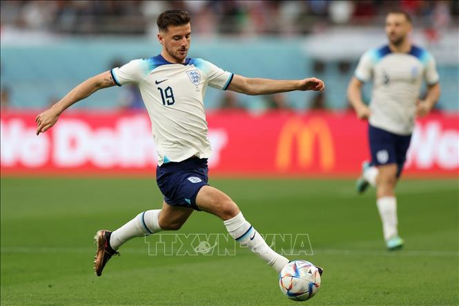 Mason Mount, tuyển thủ Anh sinh năm 1999 hiện thuộc biên chế câu lạc bộ Chelsea đã có thời gian thi đấu không hề tệ tại World Cup 2022 tính đến thời điểm này. Ngoài việc xuất sắc trên sân cỏ, Mason Mount còn có gu thời trang rất ấn tượng và đó là lý do anh thường xuyên được các tạp chí thời trang mời chụp ảnh quảng cáo. Ảnh: AFP/ TTXVN