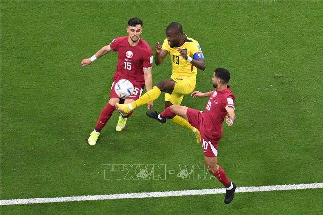 Bassam Al-Rawi (ảnh, trái) - chàng trung vệ nước chủ nhà Qatar là nhân vật được nhiều người hâm mộ tìm kiếm lý lịch trích ngang ngay từ trận khai mạc World Cup 2022. Bassam Al-Rawi sinh năm 1997 và đang thi đấu cho câu lạc bộ Al-Duhail của giải trong nước. Ảnh: AFP/ TTXVN