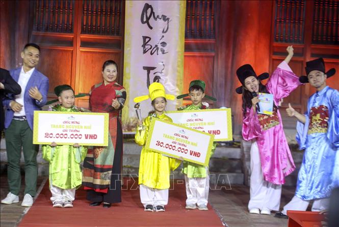 Thí sinh Bùi Hữu Quân (phải) giành giải ba Thám Hoa; thí sinh Phạm Hoàng Sang (trái) giành giải Nhì Bảng Nhãn; thí sinh Vũ Hà Nhi trở thành Trạng nguyên của mùa 2. Ảnh: Tuấn Đức - TTXVN