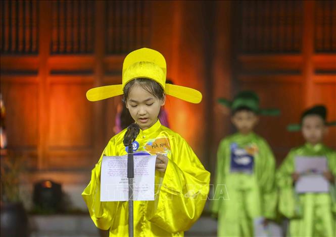 Thí sinh Vũ Hà Nhi đọc bài thi Đình của mình. Ảnh: Tuấn Đức - TTXVN