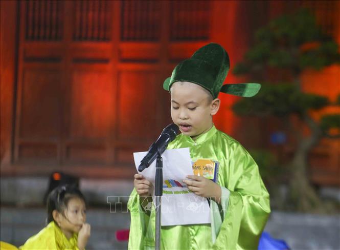Thí sinh Phạm Hoàng Sang đọc bài thi Đình của mình. Ảnh: Tuấn Đức - TTXVN