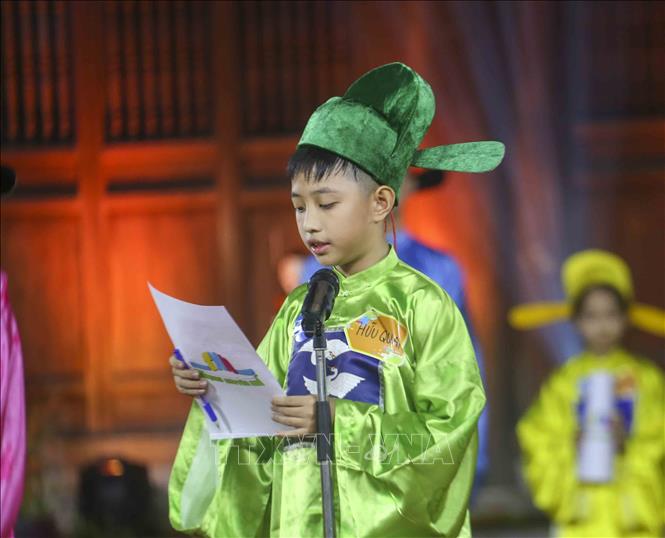 Thí sinh Bùi Hữu Quân đọc bài thi Đình của mình. Ảnh: Tuấn Đức - TTXVN