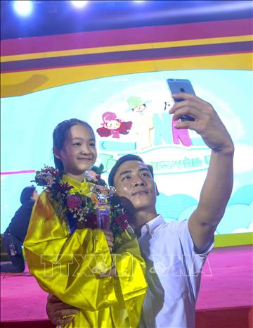 Trạng nguyên Vũ Hà Nhi cùng gia đình. Ảnh: Tuấn Đức - TTXVN