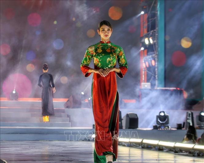 Trình diễn bộ sưu tập áo dài Kimono của nhà thiết kế Ngọc Hân. Ảnh: Tuấn Đức - TTXVN