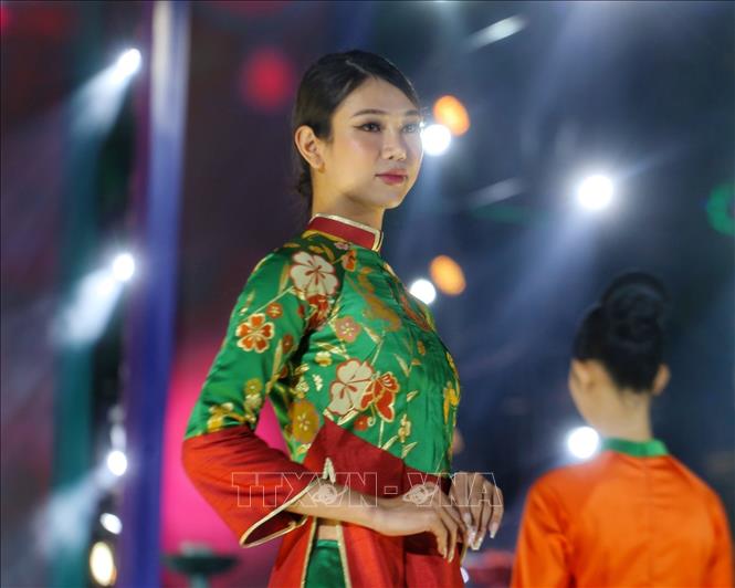 Trình diễn bộ sưu tập áo dài Kimono của nhà thiết kế Ngọc Hân. Ảnh: Tuấn Đức - TTXVN