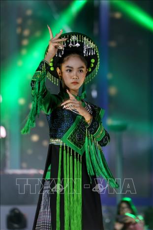Trình diễn bộ sưu tập áo dài của nhà thiết kế Nhật Thực. Ảnh: Tuấn Đức - TTXVN