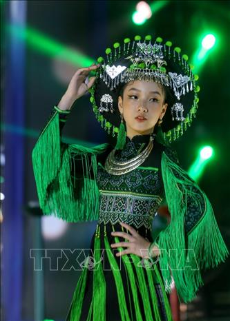 Trình diễn bộ sưu tập áo dài của nhà thiết kế Nhật Thực. Ảnh: Tuấn Đức - TTXVN