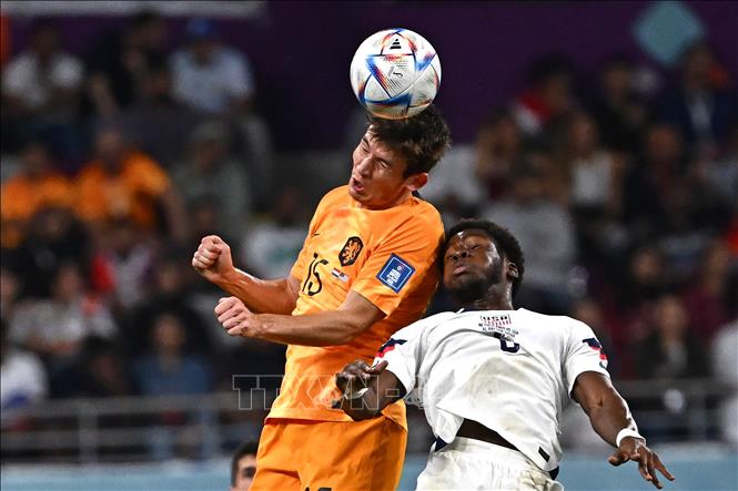 Pha tranh bóng bổng quyết liệt giữa tiền vệ Marten de Roon (trái) của Hà Lan và tiền vệ Yunus Musah của Mỹ. Ảnh: AFP/TTXVN