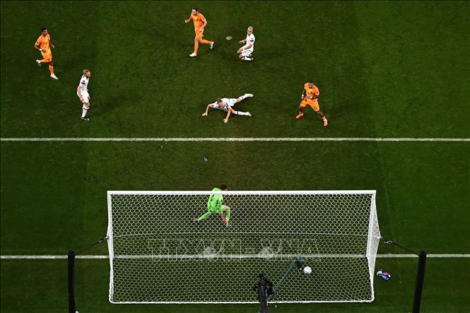 Thủ thành Mỹ Matt Turner thất bại trong việc cản phá cú sút của hậu vệ Hà Lan Daley Blind. Ảnh: AFP/TTXVN