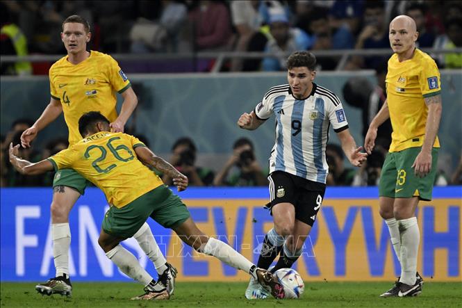 Tiền đạo Julian Alvarez (giữa) ghi bàn thắng nhân đôi cách biệt cho Argentina. Ảnh: AFP/TTXVN