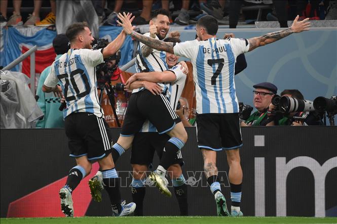 Các cầu thủ đội tuyển Argentina ăn mừng bàn thắng thứ 2 của đội nhà. Ảnh: AFP/TTXVN