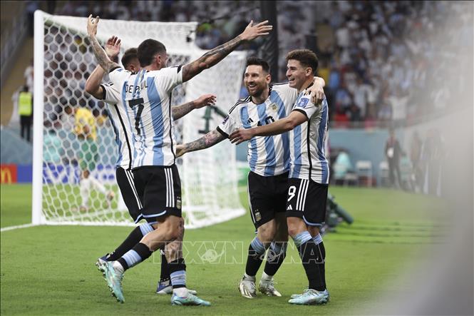 Các cầu thủ Argentina ăn mừng bàn thắng thứ hai của đội nhà. Ảnh: THX/TTXVN