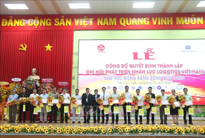 Thành viên Chi hội Phát triển nhân lực Logistics Việt Nam khu vực Đồng bằng sông Cửu Long ra mắt. Ảnh: Thanh Hòa - TTXVN
