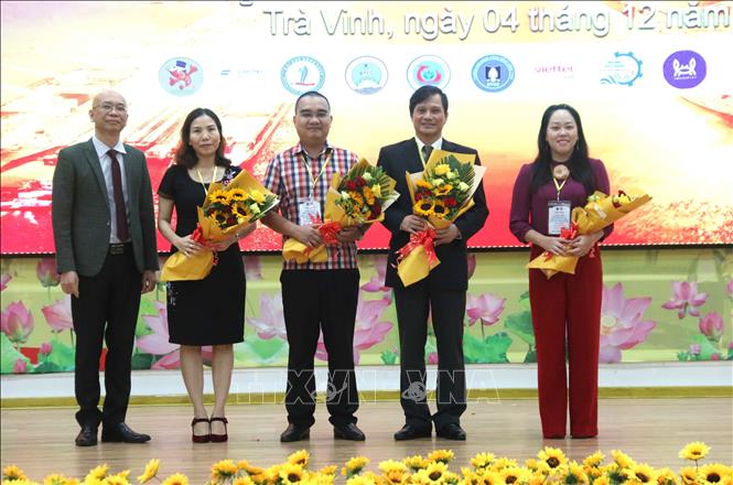 Ông Trần Thanh Hải, Chủ tịch danh dự Hiệp hội Valoma, Phó Cục trưởng Cục Xuất nhập khâu Bộ Công Thương (trái) tặng hoa cho các diễn giải tại hội thảo. Ảnh: Thanh Hòa - TTXVN