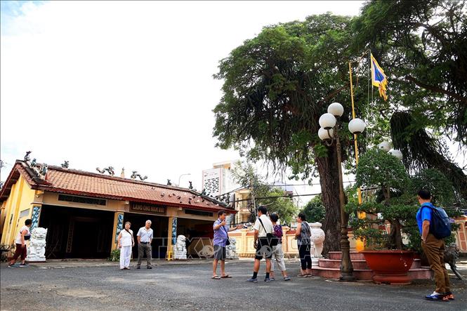 Trong ảnh: Du khách tham quan Lăng Ông Nam Hải trong Di tích lịch sử - văn hóa quốc gia Đình Thắng Tam, phường Thắng Tam, thành phố Vũng Tàu.
Ảnh: Hồng Đạt - TTXVN
