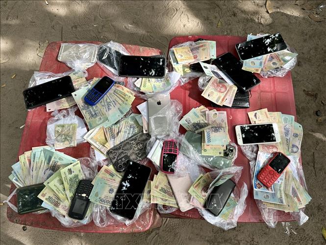 Tang vật thu giữ tại tụ điểm đánh bạc. Ảnh: TTXVN phát