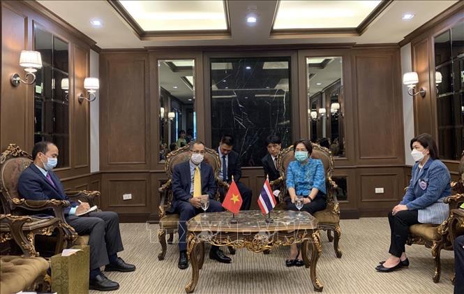 Phó tỉnh trưởng Saraburi, Angkana Chitatitta (áo xanh) tiếp Đại sứ Phan Chí Thành tại buổi làm việc. Ảnh: TTXVN phát