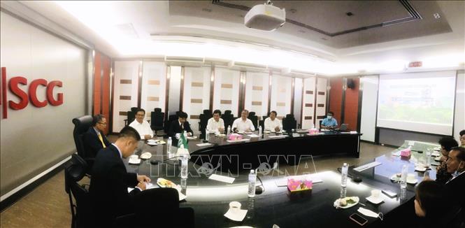 Đại sứ Phan Chí Thành và đoàn công tác đi thăm, làm việc tại nhà máy sản xuất xi măng của tập đoàn SCG. Ảnh: TTXVN phát