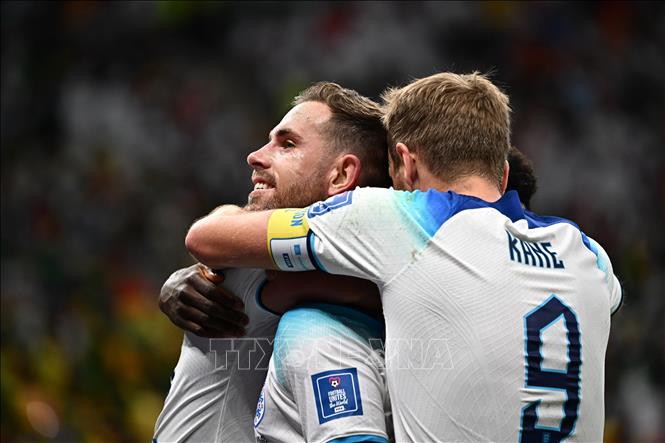 Tiền vệ Jordan Henderson (trái) ăn mừng cùng đồng đội sau ghi bàn thắng mở tỉ số cho Anh trước Senegal. Ảnh: AFP/ TTXVN