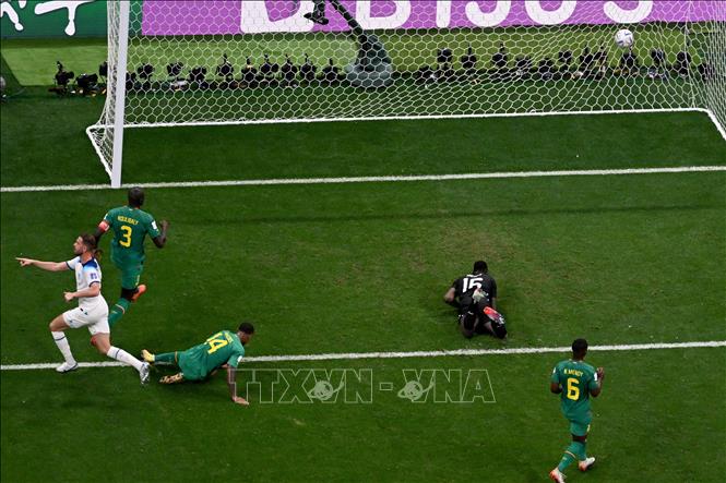 Tiền vệ Jordan Henderson (trái) ăn mừng sau ghi bàn thắng mở tỉ số cho Anh trước Senegal. Ảnh: AFP/ TTXVN