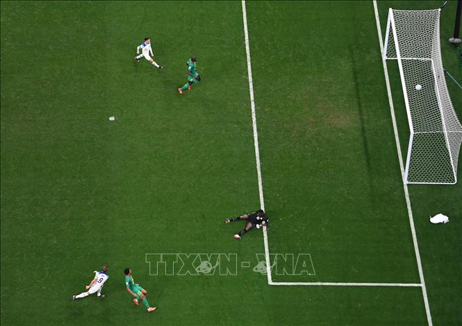 Tiền đạo Harry Kane (trái) ghi bàn thắng nhân đôi cách biệt cho Anh trước Senegal. Ảnh: AFP/ TTXVN 
