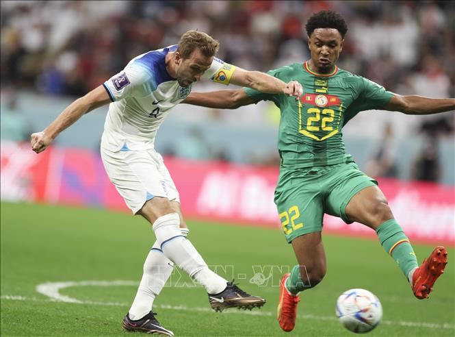 Tiền đạo Harry Kane (trái) ghi bàn thắng nhân đôi cách biệt cho tuyển Anh trước Senegal. Ảnh: THX/ TTXVN