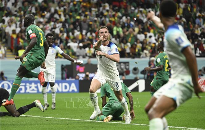 Tiền vệ Jordan Henderson (giữa) ăn mừng sau ghi bàn thắng mở tỉ số cho Anh trước Senegal. Ảnh: THX/ TTXVN