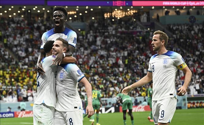Tiền vệ Jordan Henderson (giữa) ăn mừng cùng đồng đội sau ghi bàn thắng mở tỉ số cho Anh trước Senegal. Ảnh: THX/ TTXVN